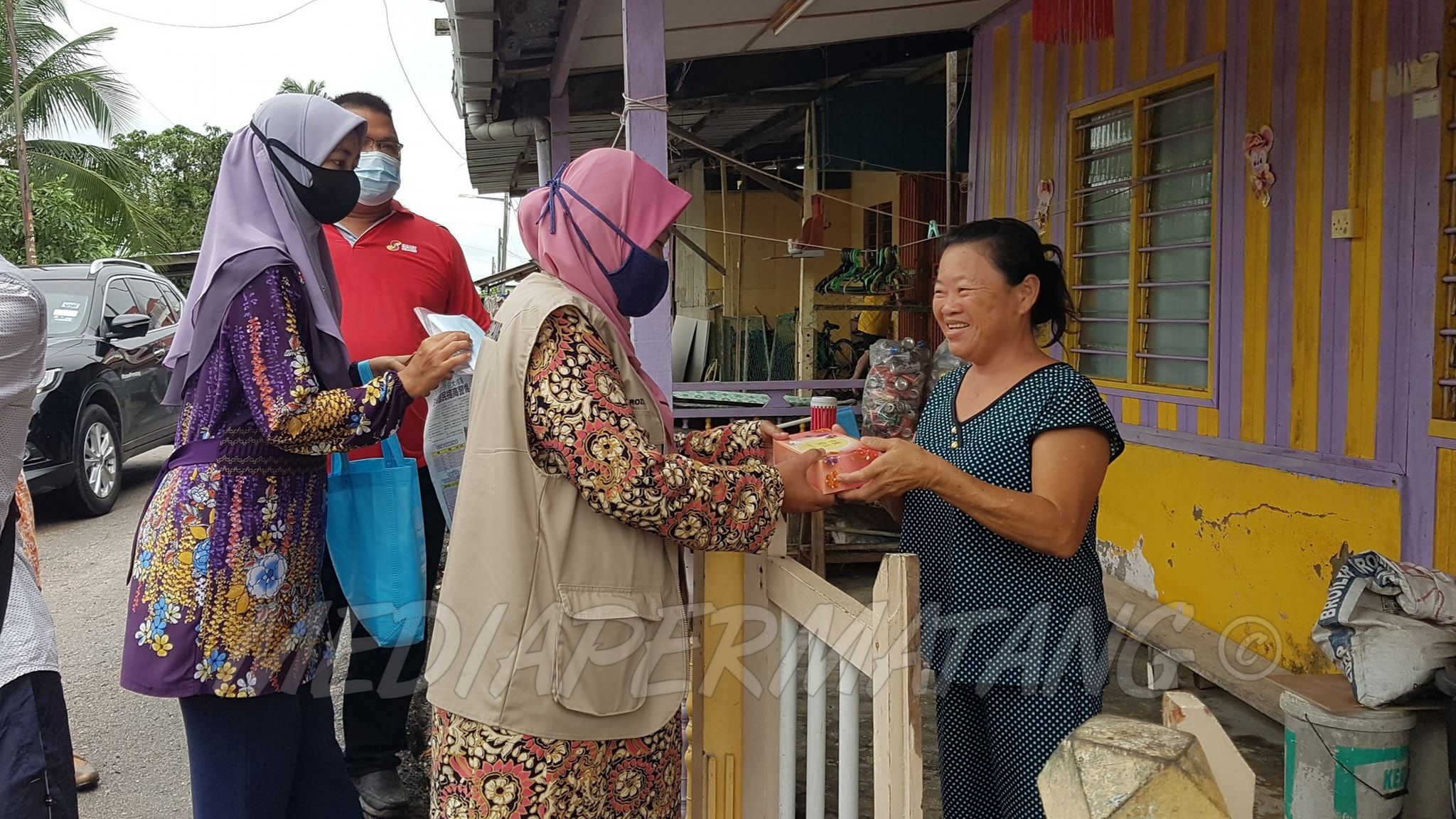 议员送月饼及口罩  提醒民众佳节不忘防疫