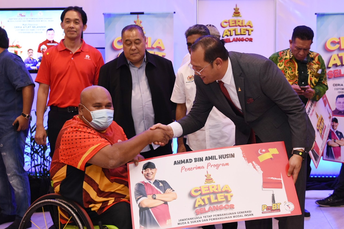 Bekas atlet Selangor terima bantuan Kerajaan Negeri