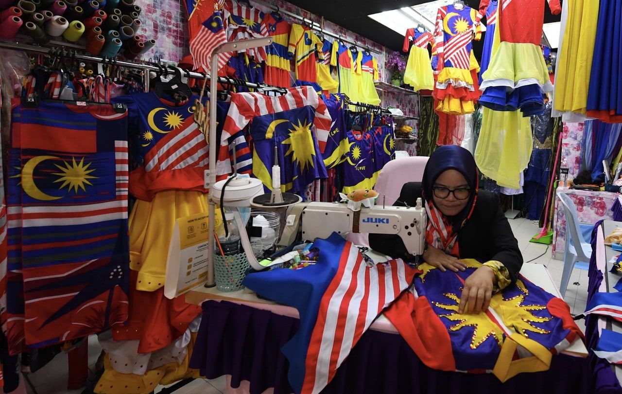 Tukang jahit terima lebih 1,000 tempahan pakaian tema Jalur Gemilang