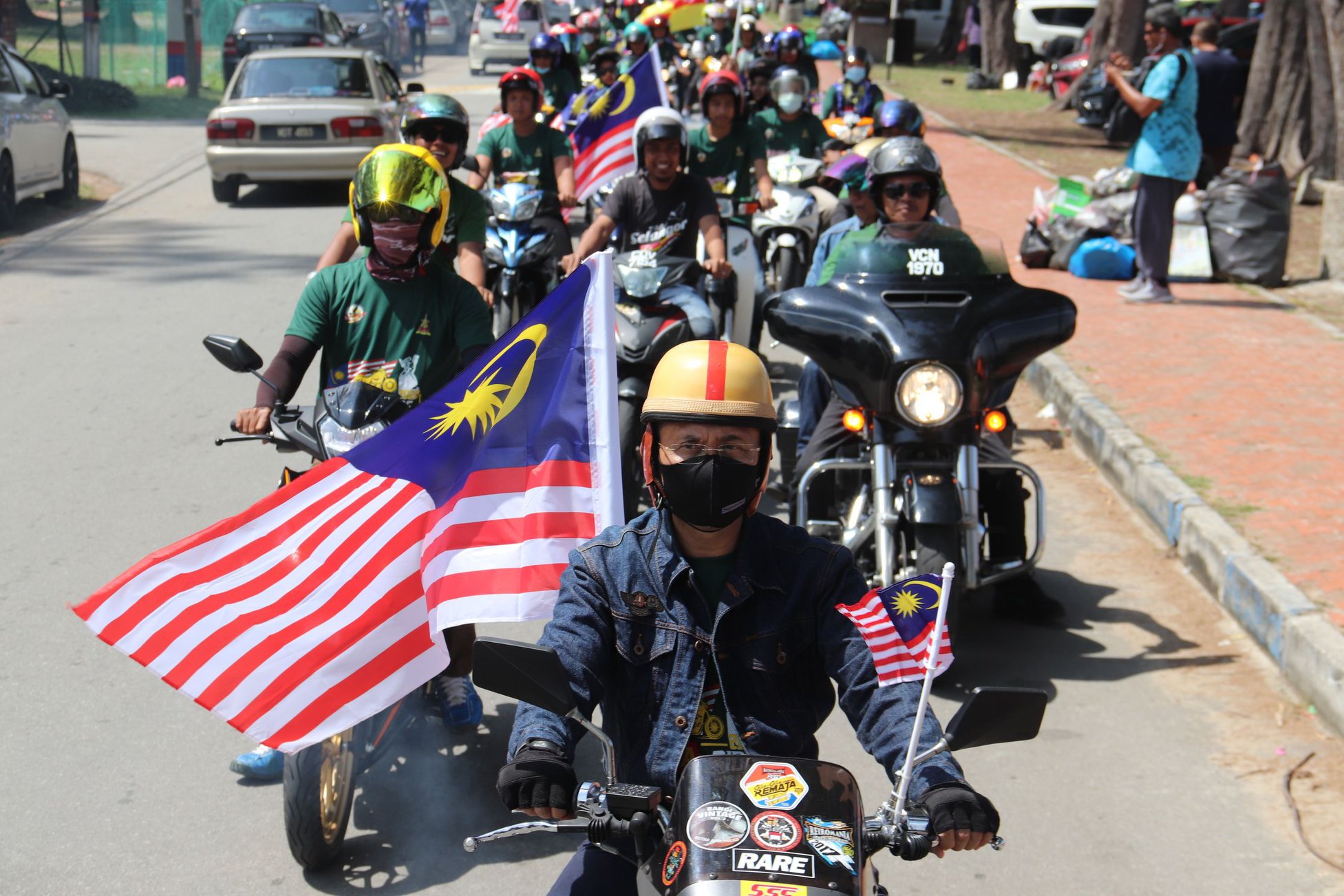 100 meriahkan konvoi bermotosikal merdeka DUN Tanjung Sepat