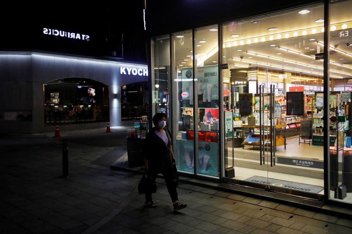 Expert: Coronavirus sends South Korea’s consumer spending indoors plunging