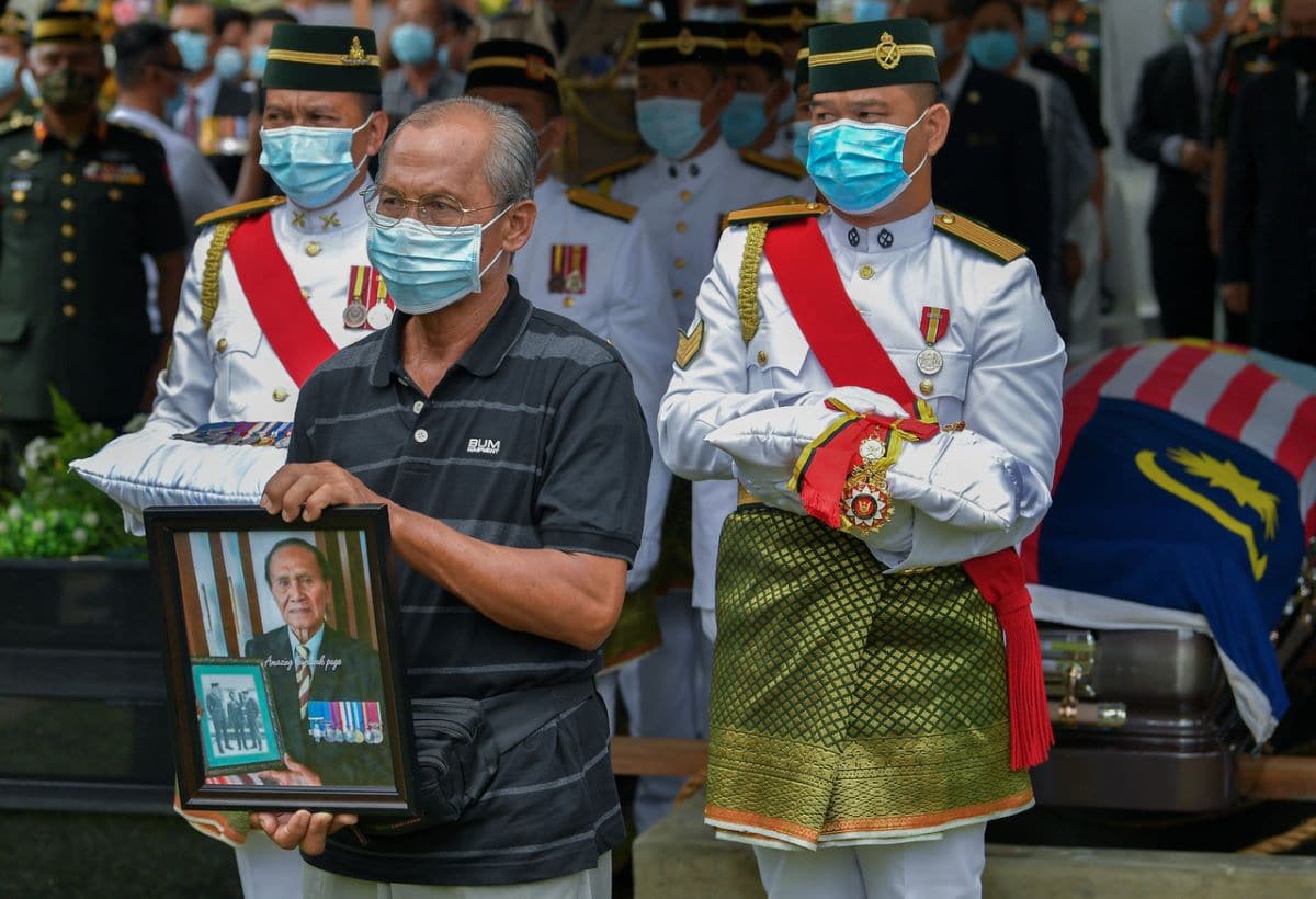 Late Awang Raweng laid to rest at Heroes Memorial Cemetery
