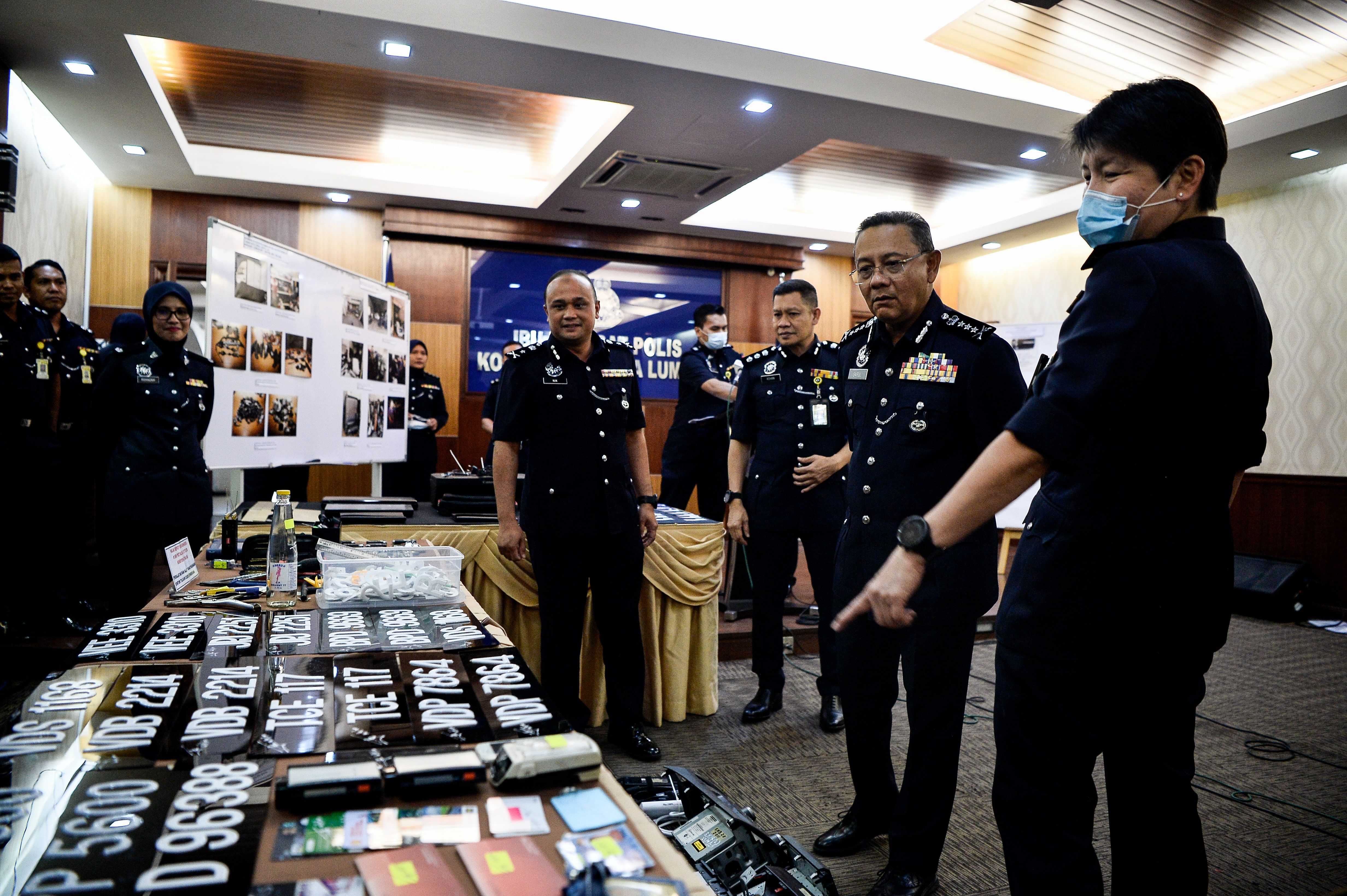 Dua wanita antara lima ditahan terlibat sindiket pemerasan video lucah