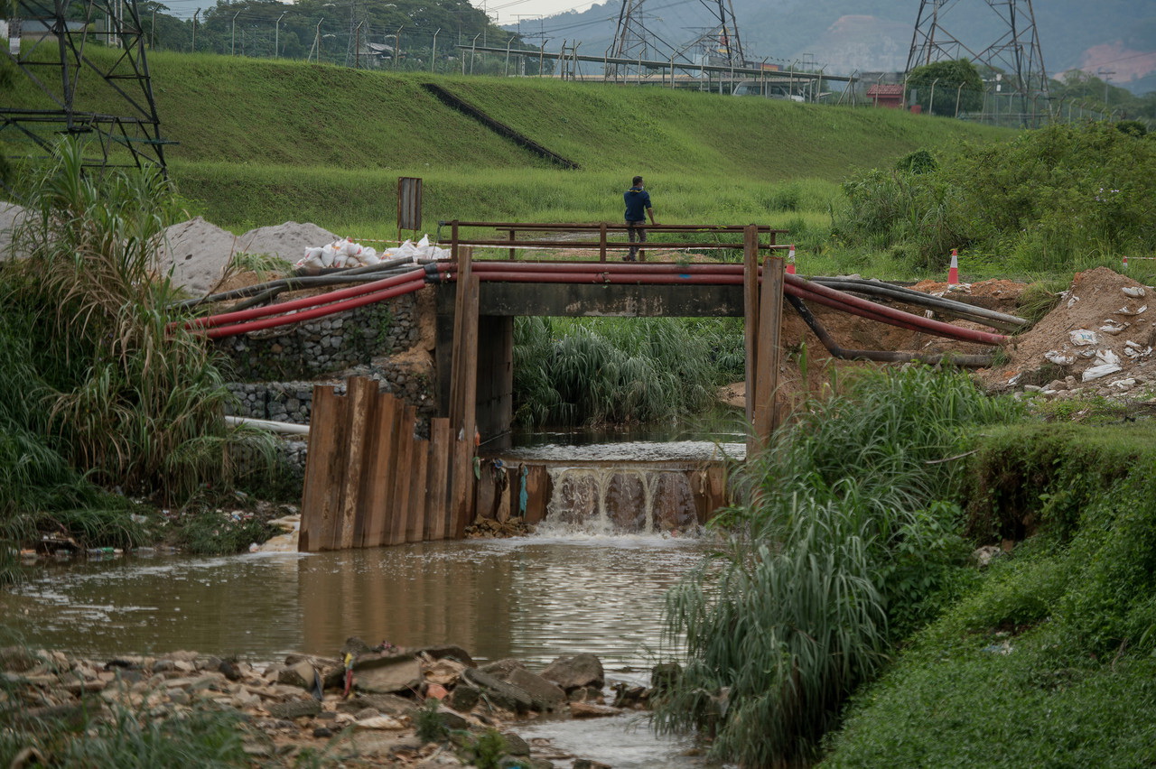 Dua beranak punca pencemaran Sungai Gong didakwa esok