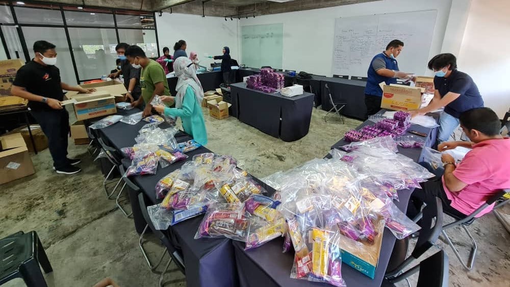 Team Selangor sumbang pek barangan untuk penumpang dari Sabah