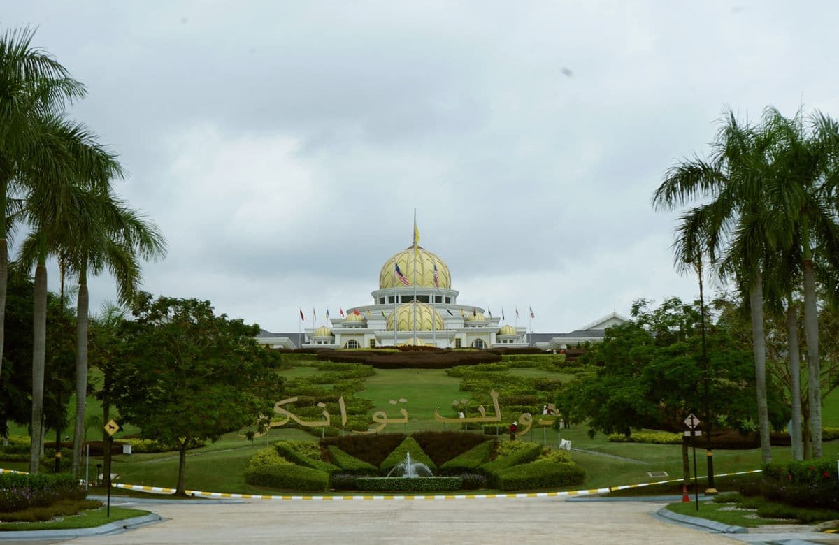 Pardon: Application by prisoner, prerogative power of the Agong