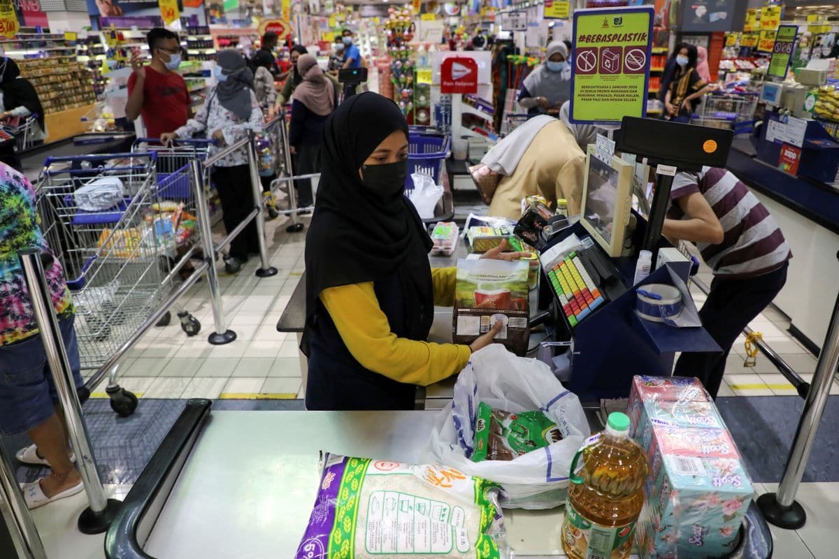 Supermarkets, pharmacies allowed to operate with full staff capacity during lockdown