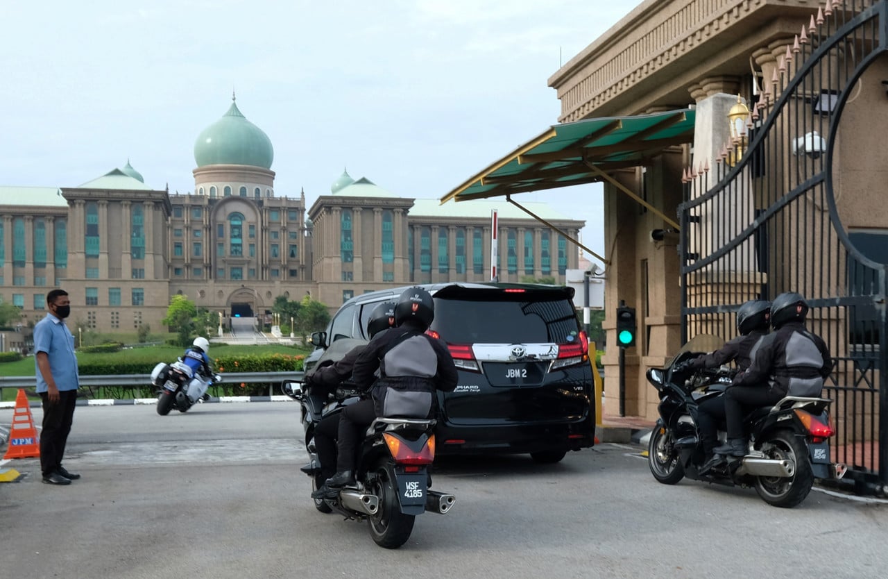 Perdana menteri menghadap Agong di Istana Abdulaziz