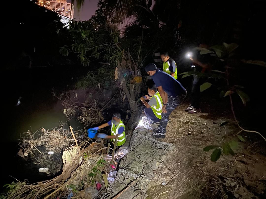 Polis siasat kes tumpahan minyak di alur air Kampung Baru Balakong