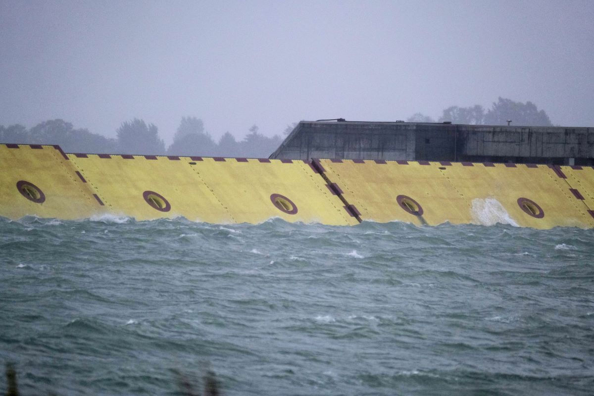 Flood barrier successfully protects Venice from high tide