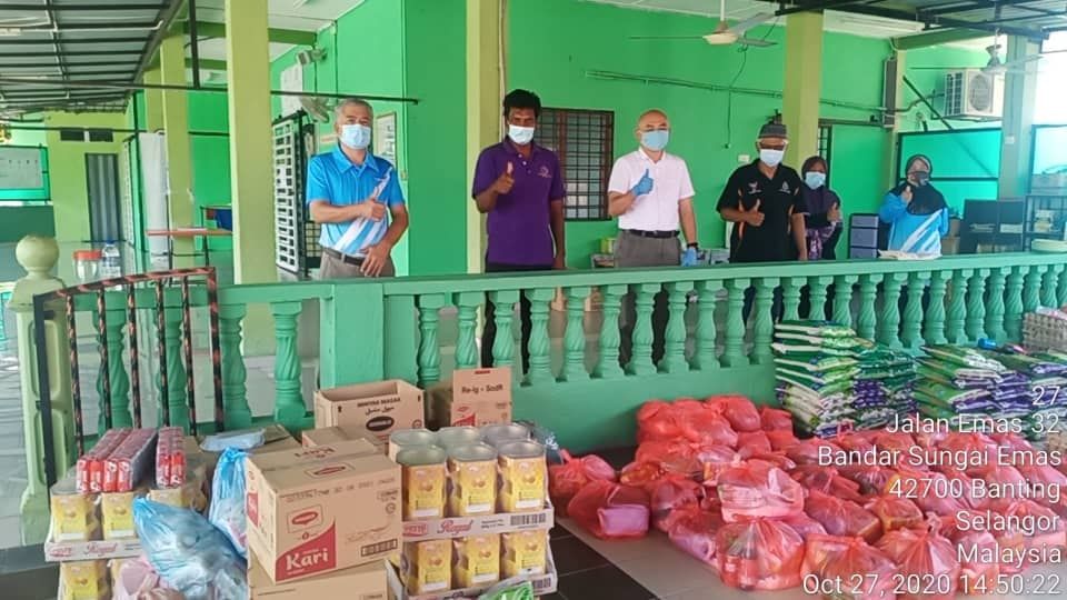 瓜冷金河镇组屋强管令  刘永山派送粮食予1300户