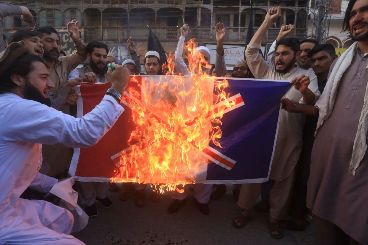 Pakistan's parliament urges government to withdraw envoy from France