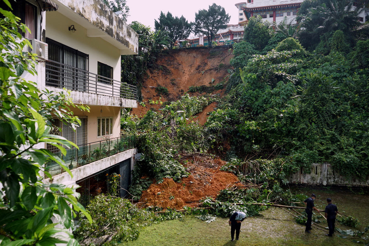 Tebing runtuh sangka gempa bumi - mangsa