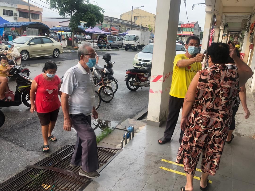 黄瑞林缺席.民众严守SOP  适耕庄服务中心中秋派月饼