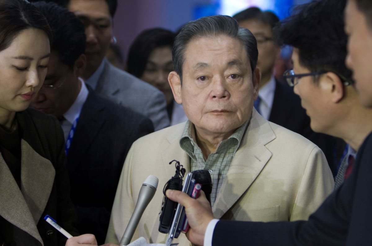 Bereaved family bids final farewell to longtime Samsung chief