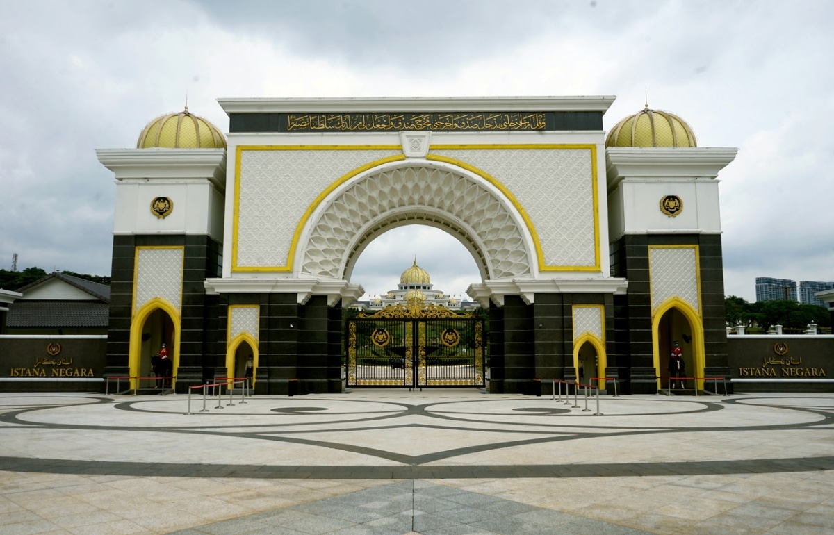 Adhere to CMCO SOP when waiting outside Istana Negara — Police