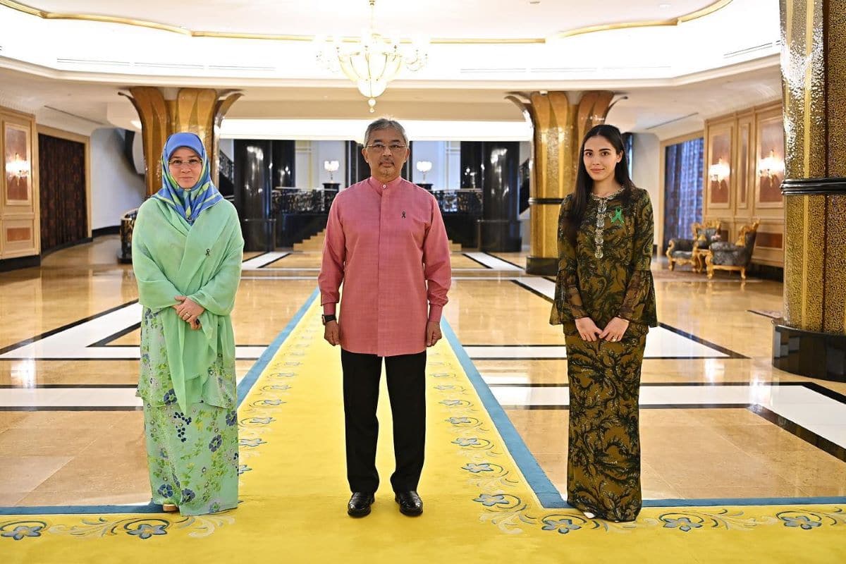 Agong, Queen wear green ribbon badge in support of World Mental Health Day