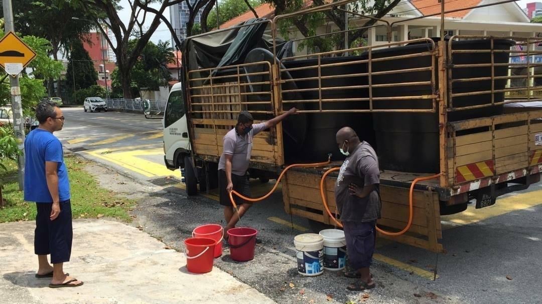 Wakil rakyat sewa lori, angkut bekalan air kepada penduduk Bandar Utama
