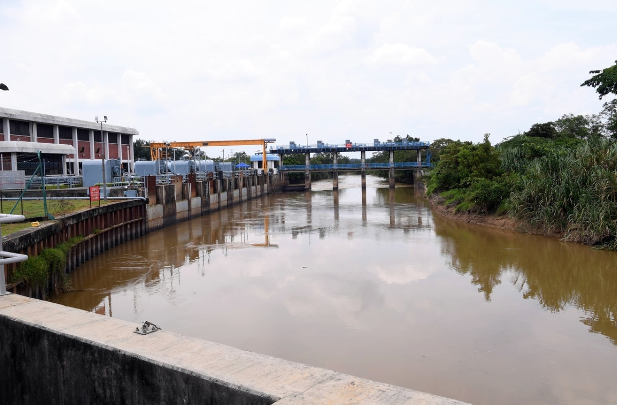 Sungai Selangor pollution: Eight men remanded for 7 days