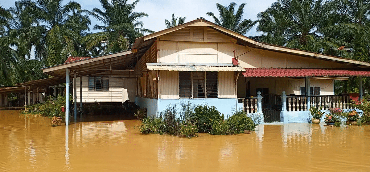 Pumps used to drain floodwaters in Ijok