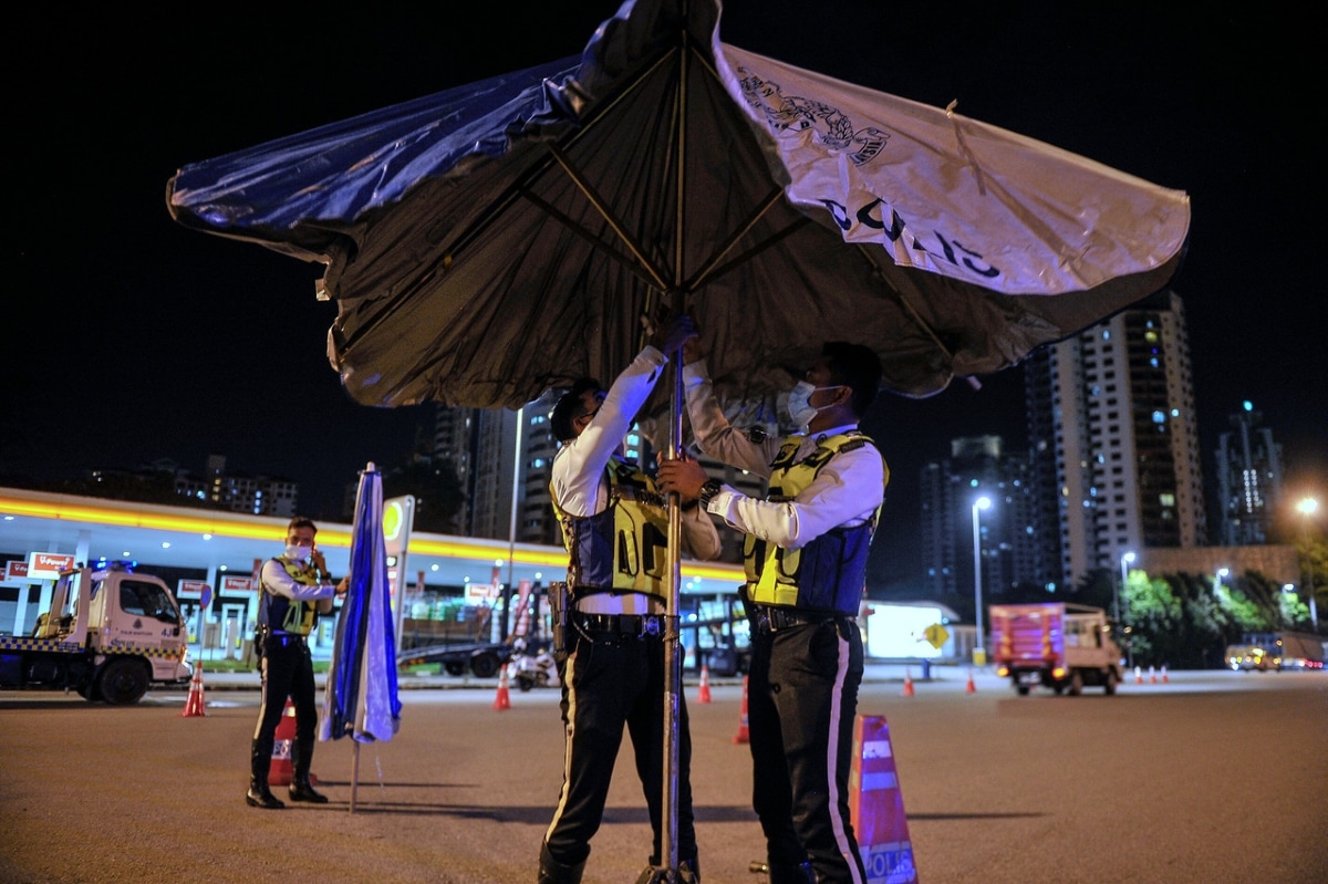 Traffic cop suffers head injuries after tent roof collapses
