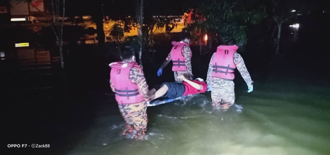 Bomba selamat OKU terperangkap dalam banjir di Ijok