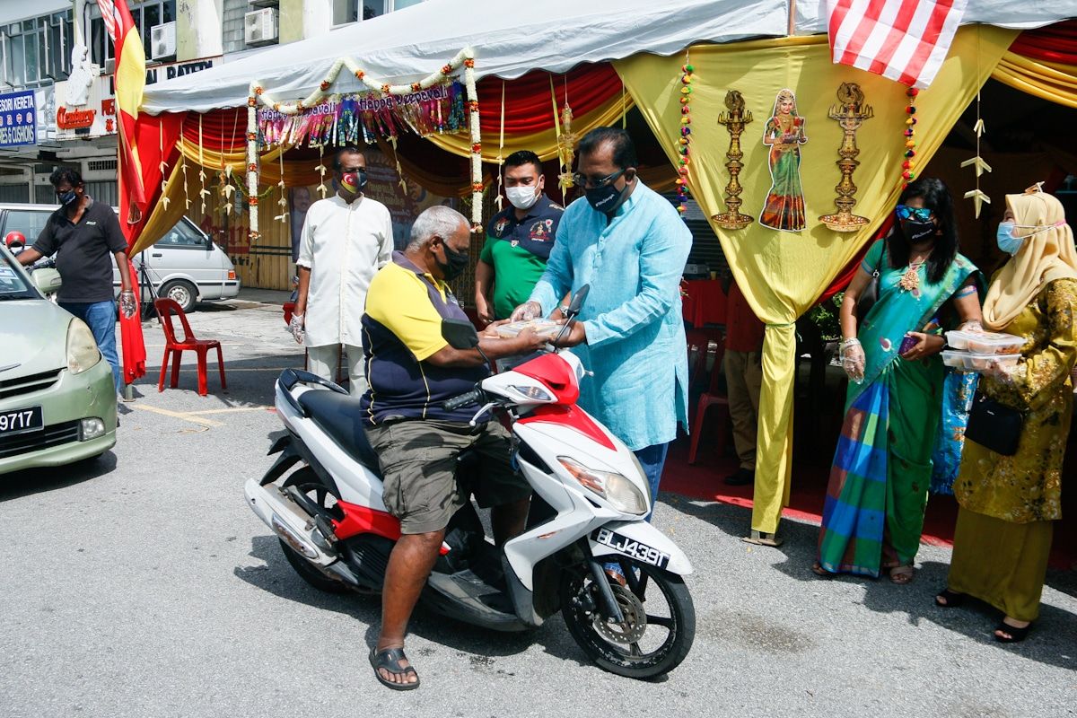 圣淘沙州议员“得来速” 庆屠妖节