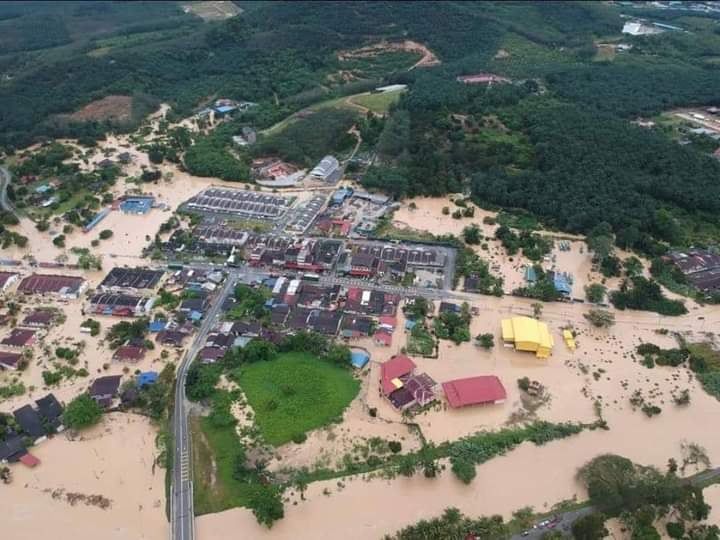 5小时长命雨  乌冷区沦为“水城”