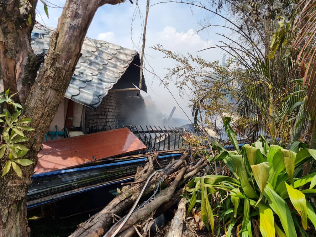 Yide beri sumbangan kepada mangsa kebakaran di Taman Keramat