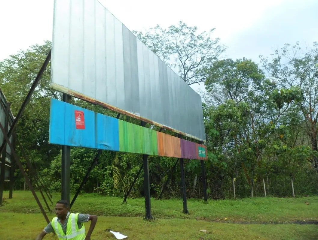 乌雪县会发最后通牒  大道旁141非法广告牌需拆