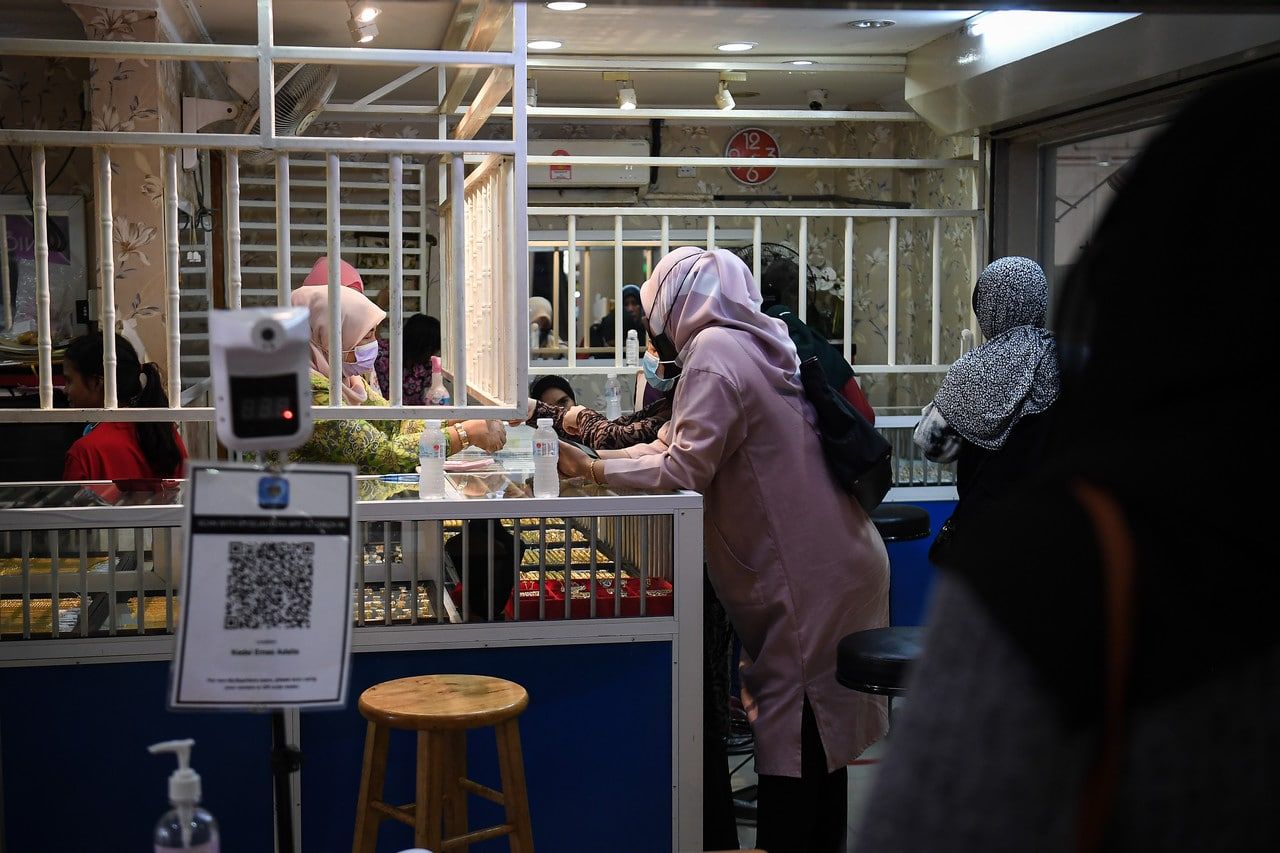 Berasak-asak beli emas, 23 individu dikompaun