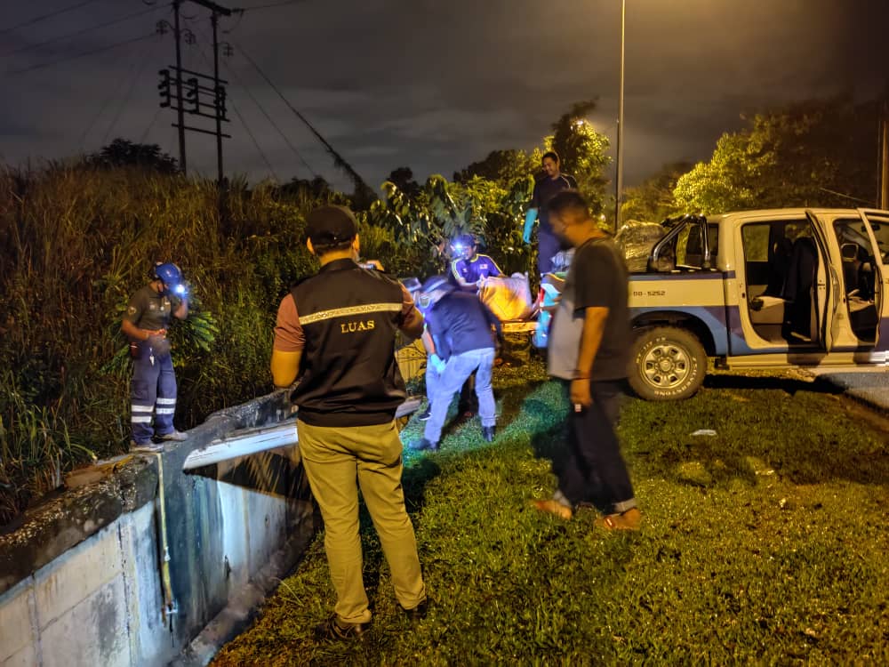Luas: Bau dikesan di Sungai Kundang, tiada henti tugas LRA