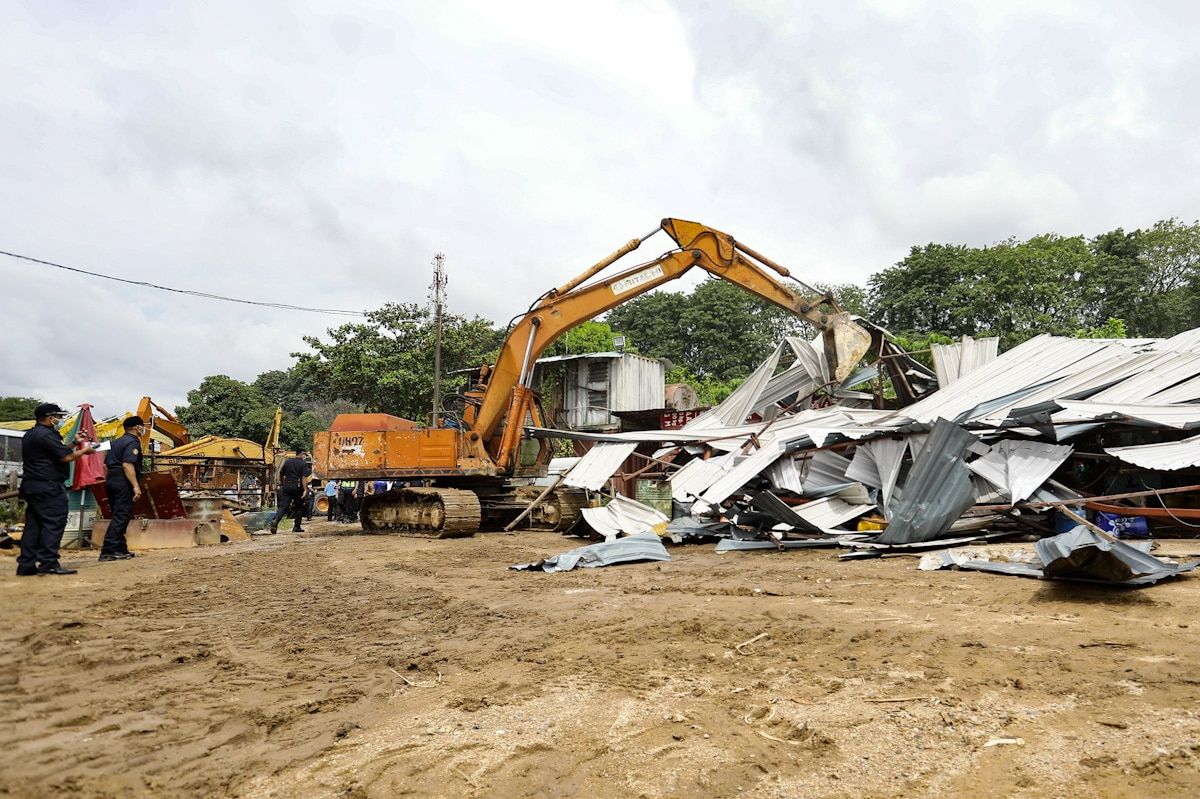 MB: Lapan premis haram di Sungai Rawang diroboh, risiko cemar air