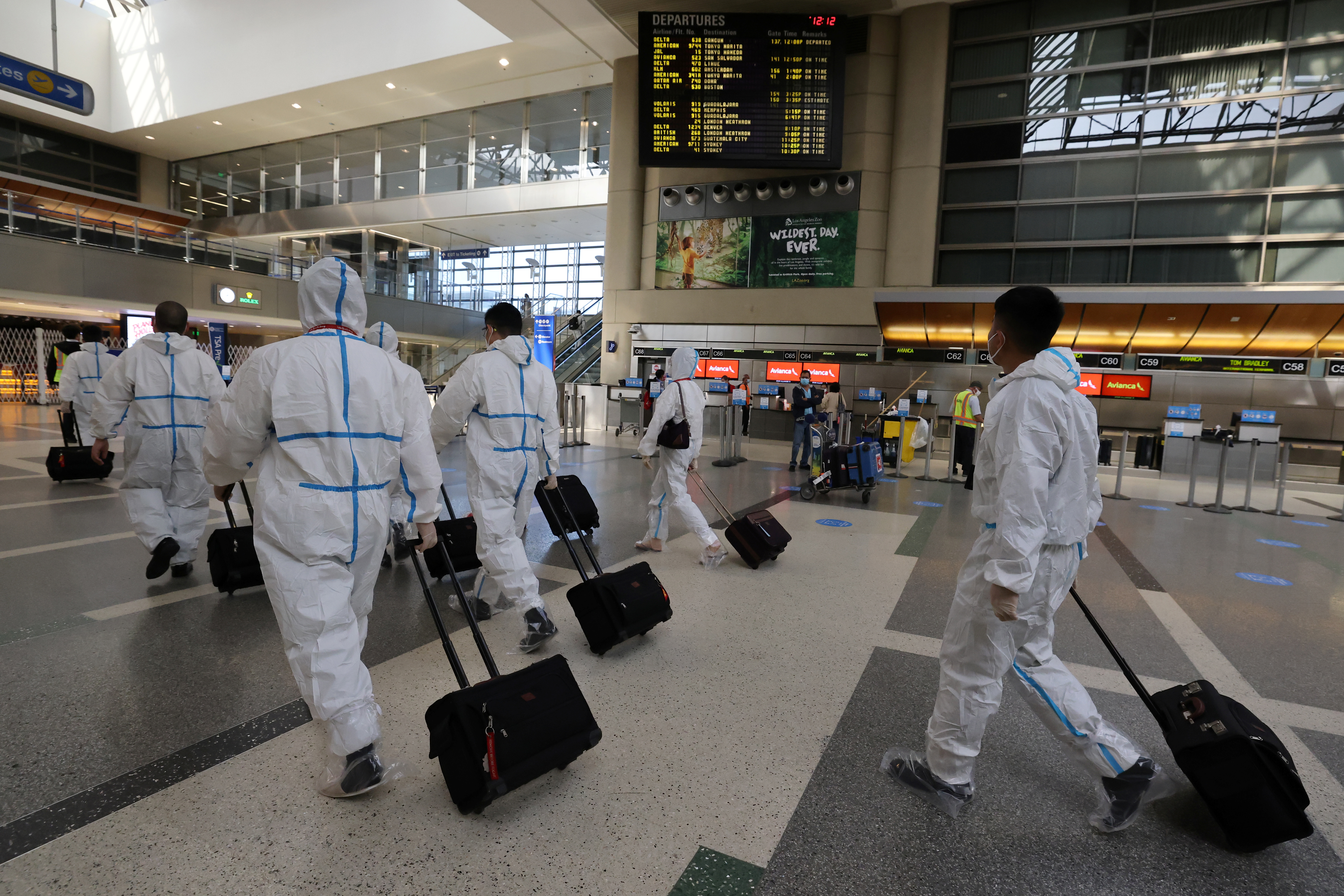 Many Americans defying Covid-19 travel warnings ahead of Thanksgiving holiday