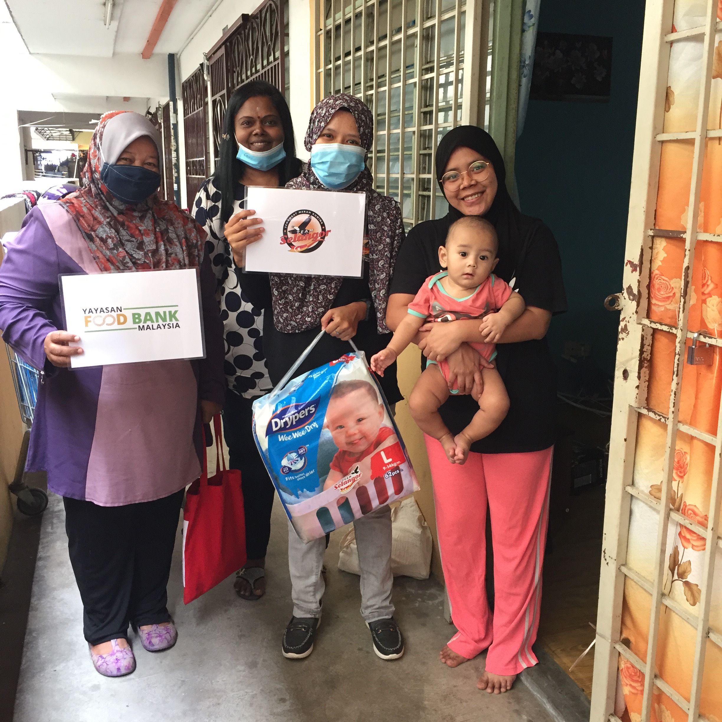 Team Selangor agih bantuan di DUN Taman Medan