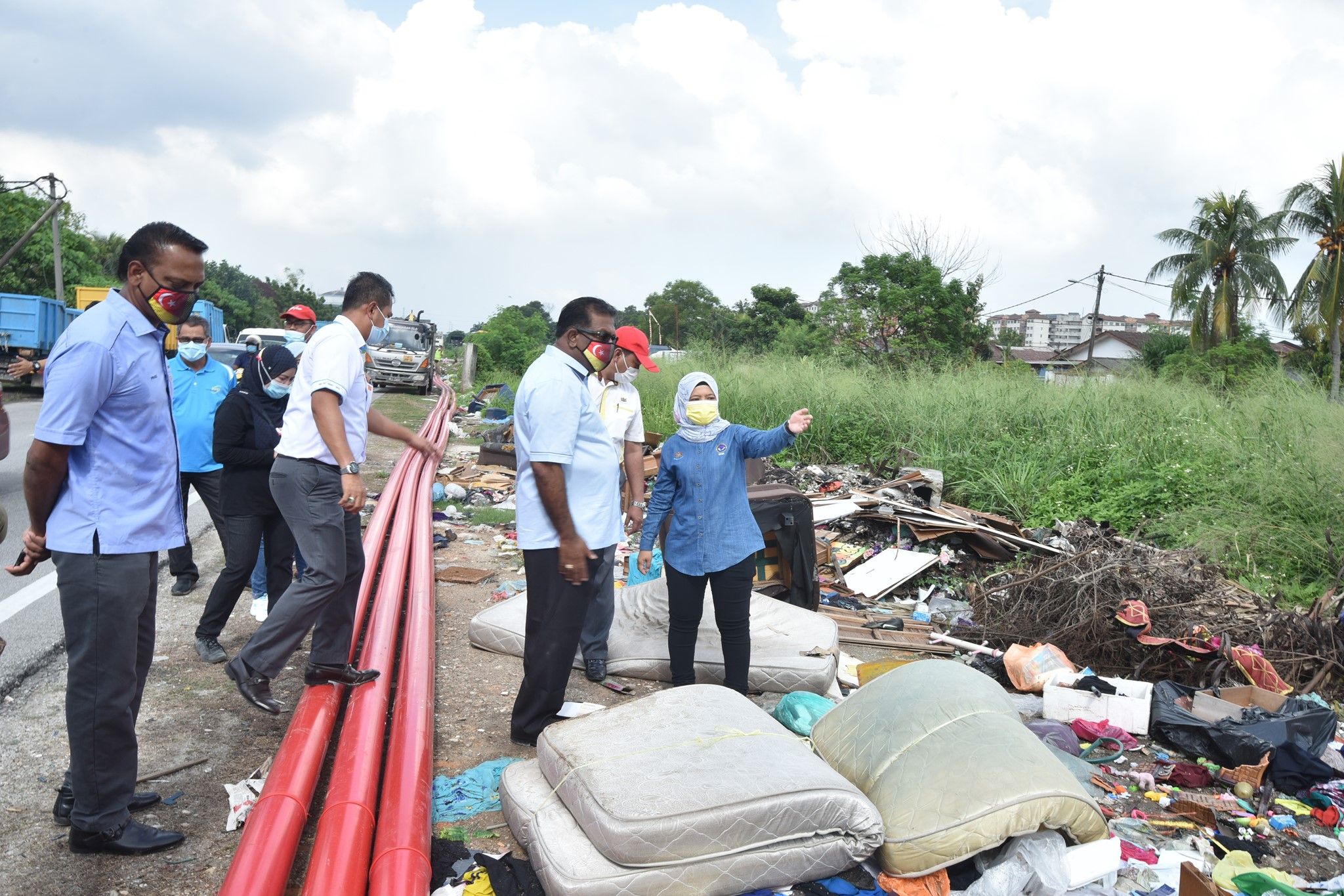 圣淘沙路边尽是垃圾堆  古纳拉：装电眼揪垃圾虫