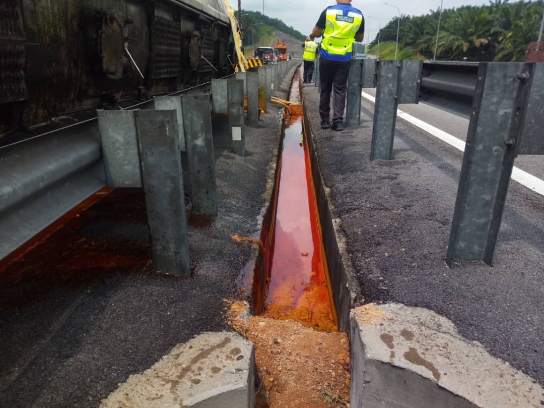 Kemalangan lori minyak sawit: Bina ban tanah elak henti tugas LRA