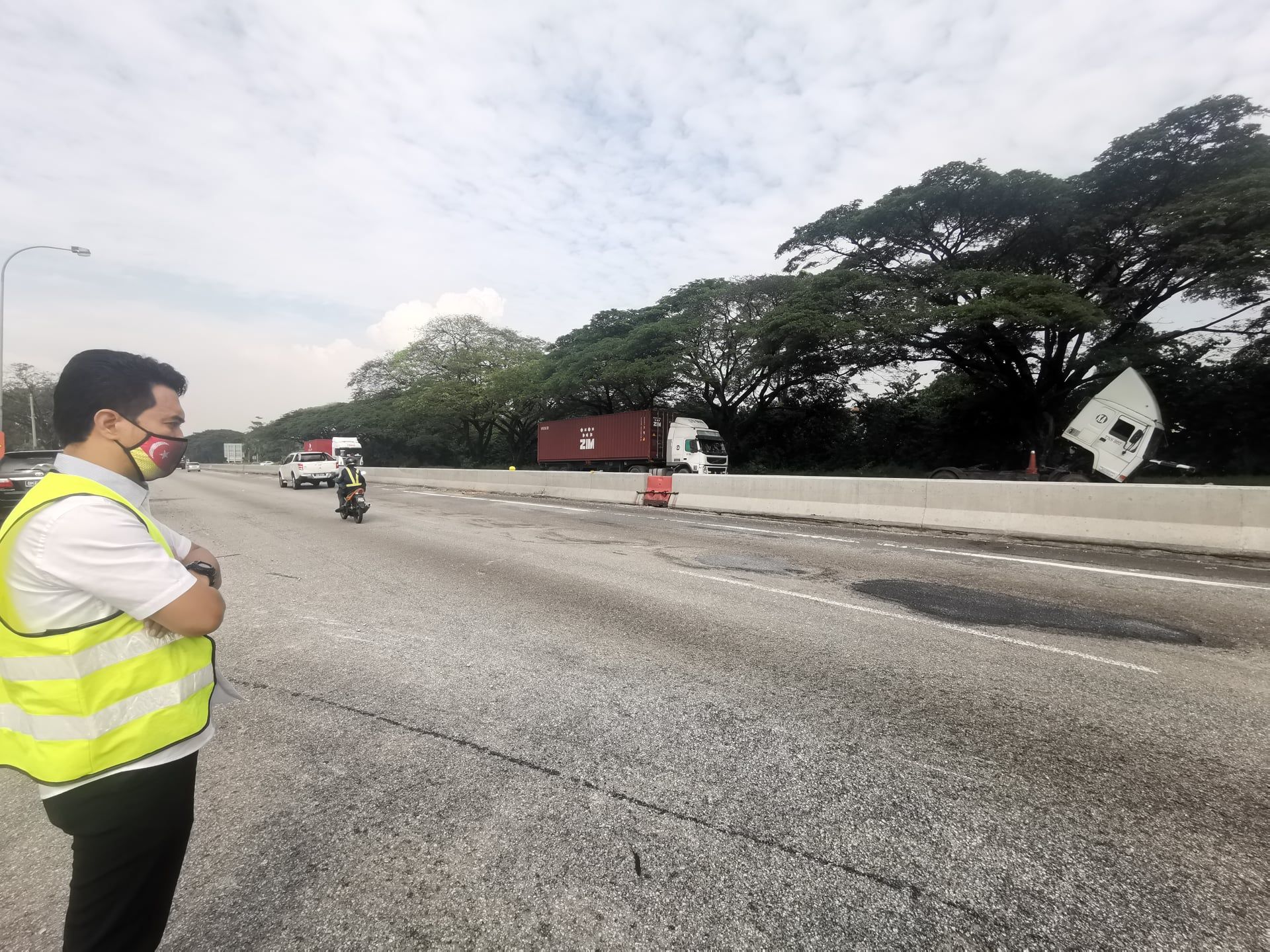 Jalan rosak sepanjang Lebuhraya Pulau Indah dibaiki segera