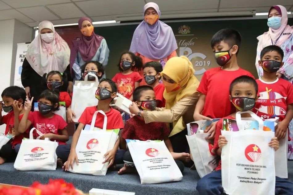 雪重启9所前线托儿所  大臣夫人为孩童送暖