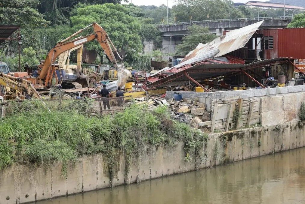 拆万挠河畔8非法工厂  大臣：降低河流受污染风险