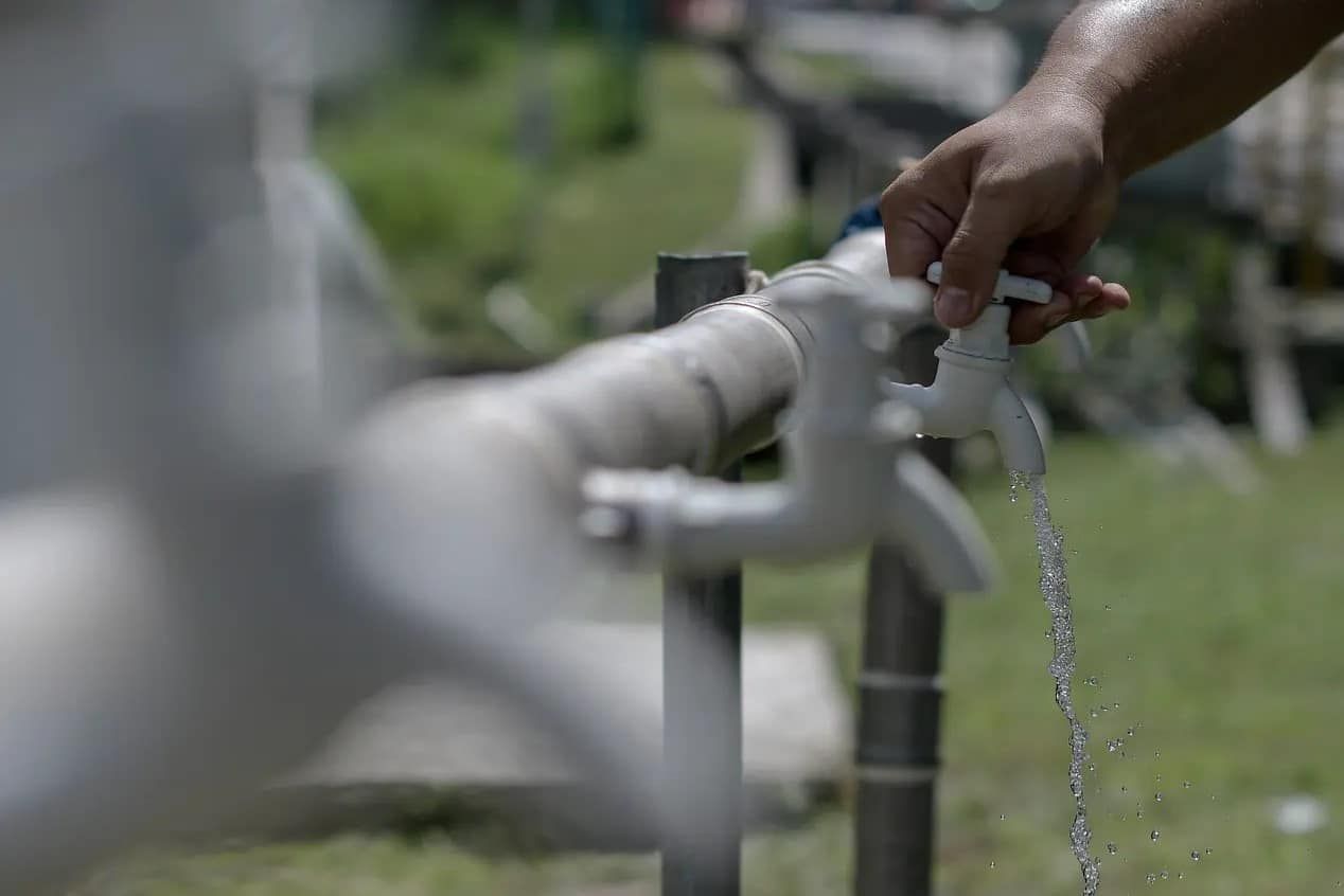 输水管破裂抢修  灵市、巴生及莎阿南制水