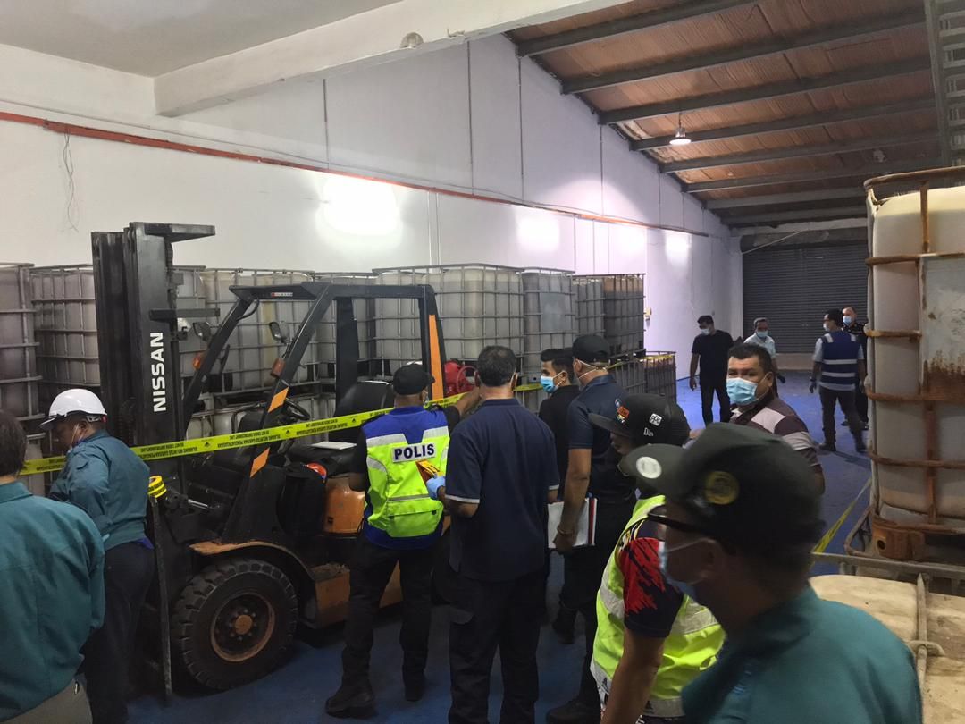 雪河污染事故：  店铺藏4万公升废料  警不排除涉人为破坏