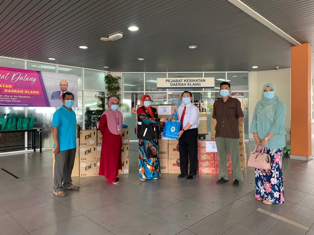 Yide sumbang pek makanan kepada petugas PKD Klang