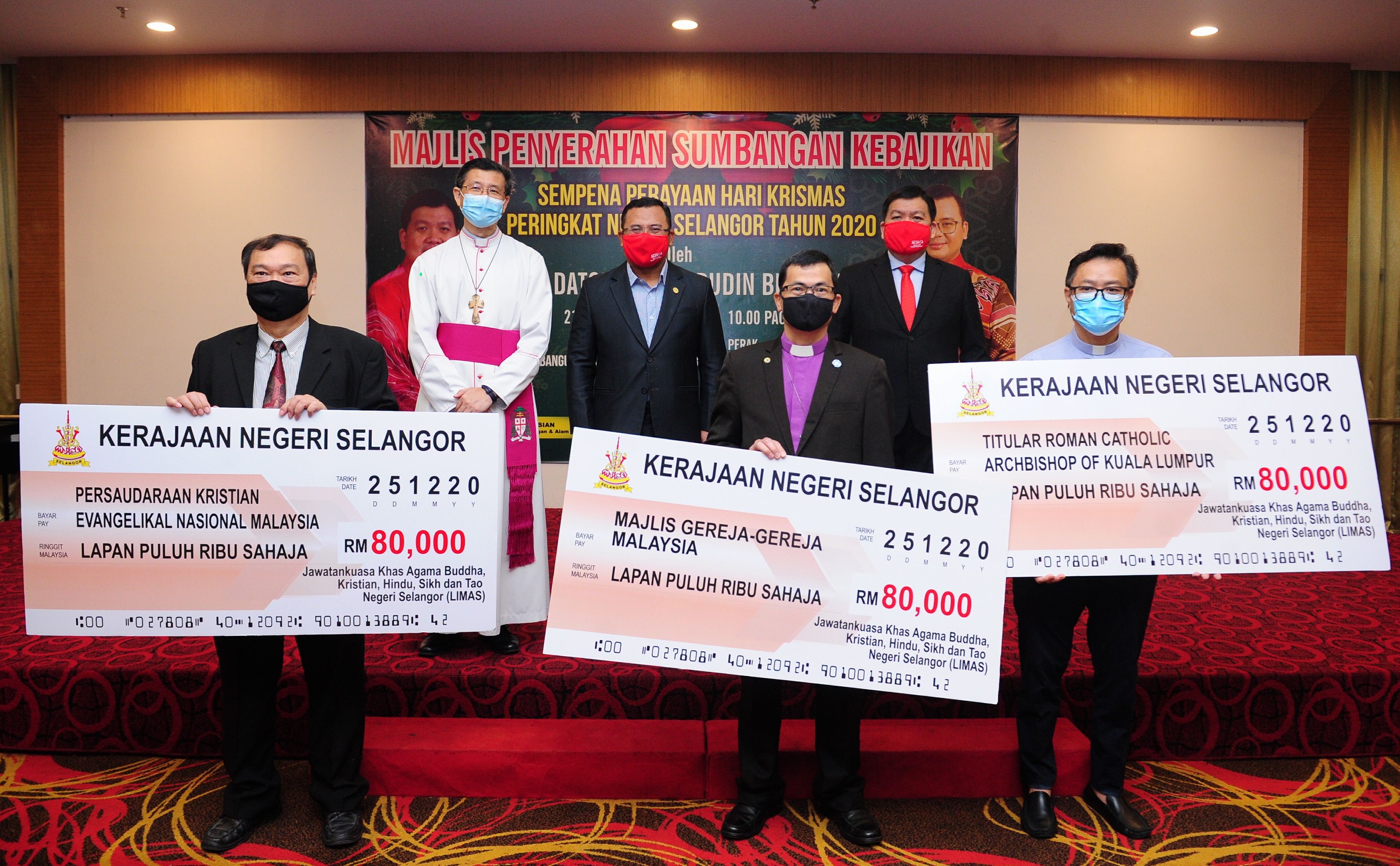 雪政府送“圣诞礼物”  3教会获24万助弱势