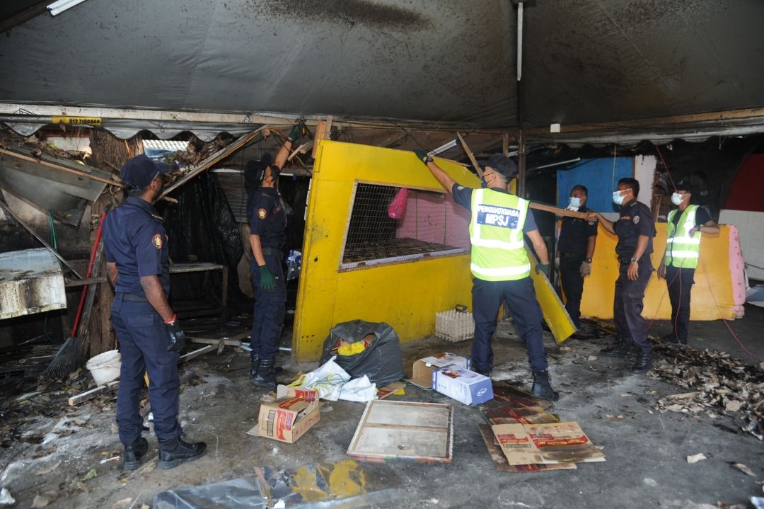 违反临时小贩执照  梳邦市厅拆5非法档口