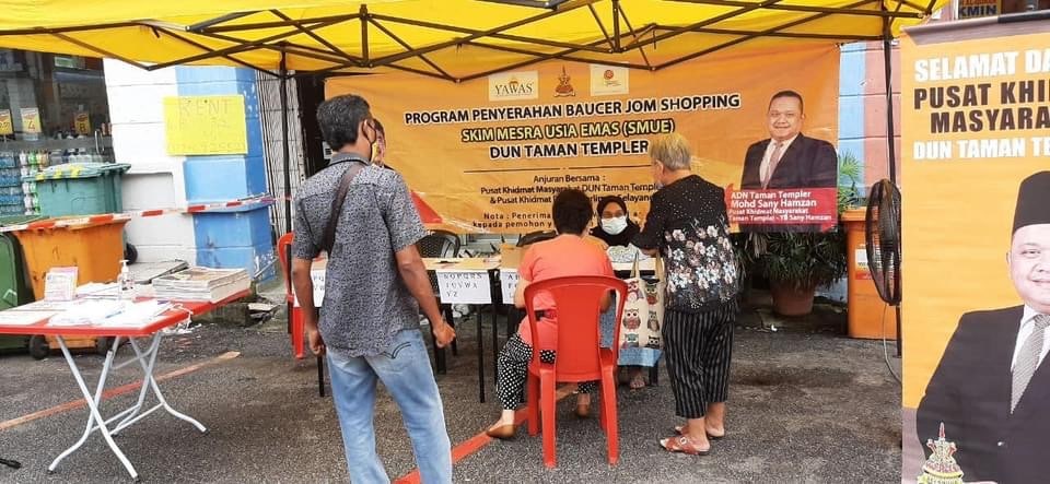 Warga emas, OKU Taman Templer terima baucar beli-belah RM100