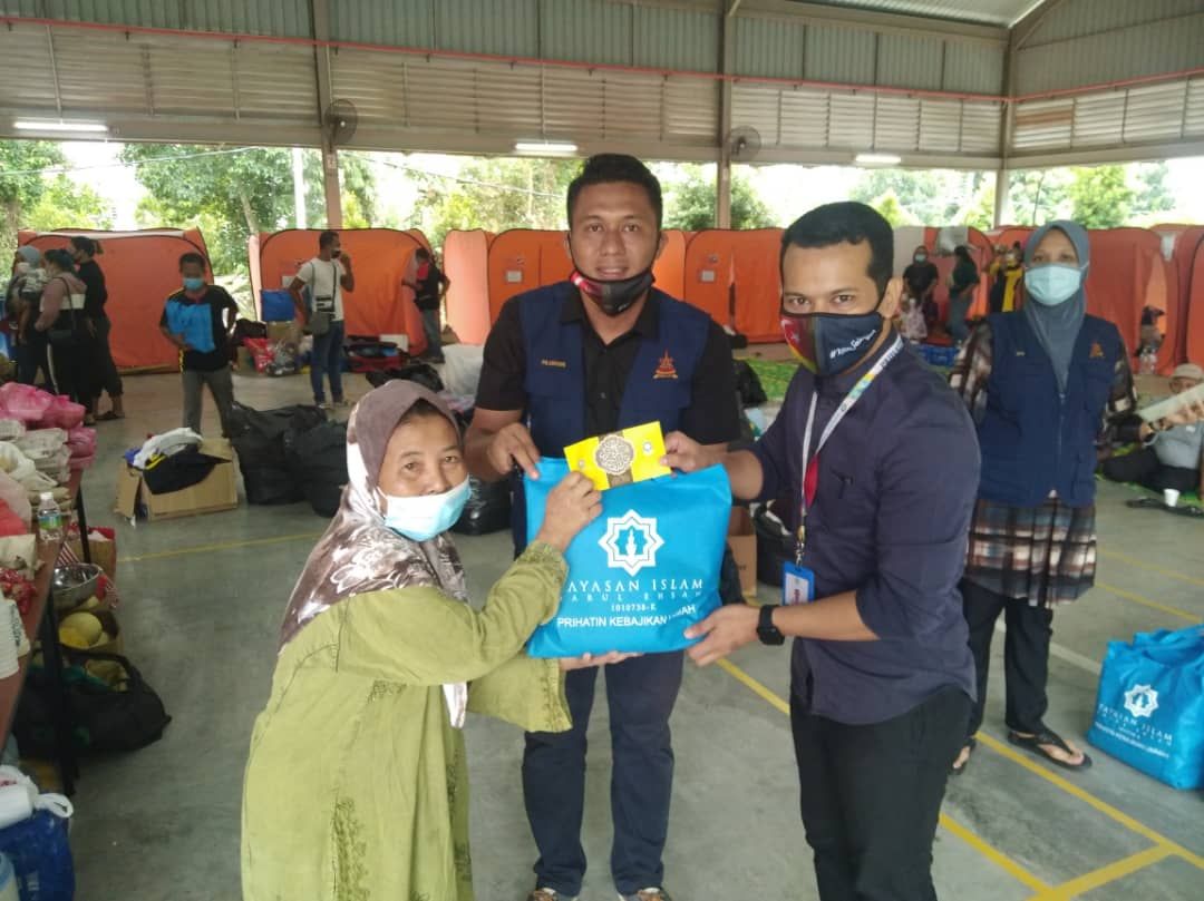 Yide hulur sumbangan kepada tujuh keluarga mangsa kebakaran