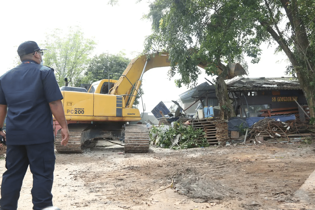 MPS demolish illegal heavy machinery workshop along Sungai Garing