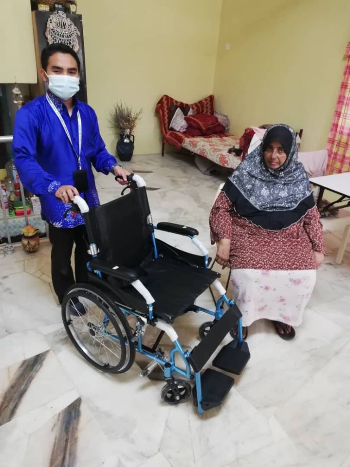 Asnaf fakir terlibat kemalangan dapat bantuan kerusi roda