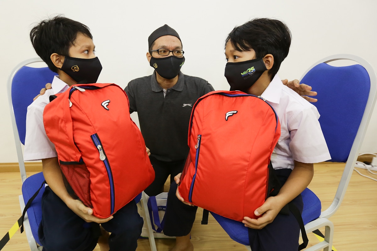 Penjual burger terharu LZS sumbang kelengkapan sekolah anak